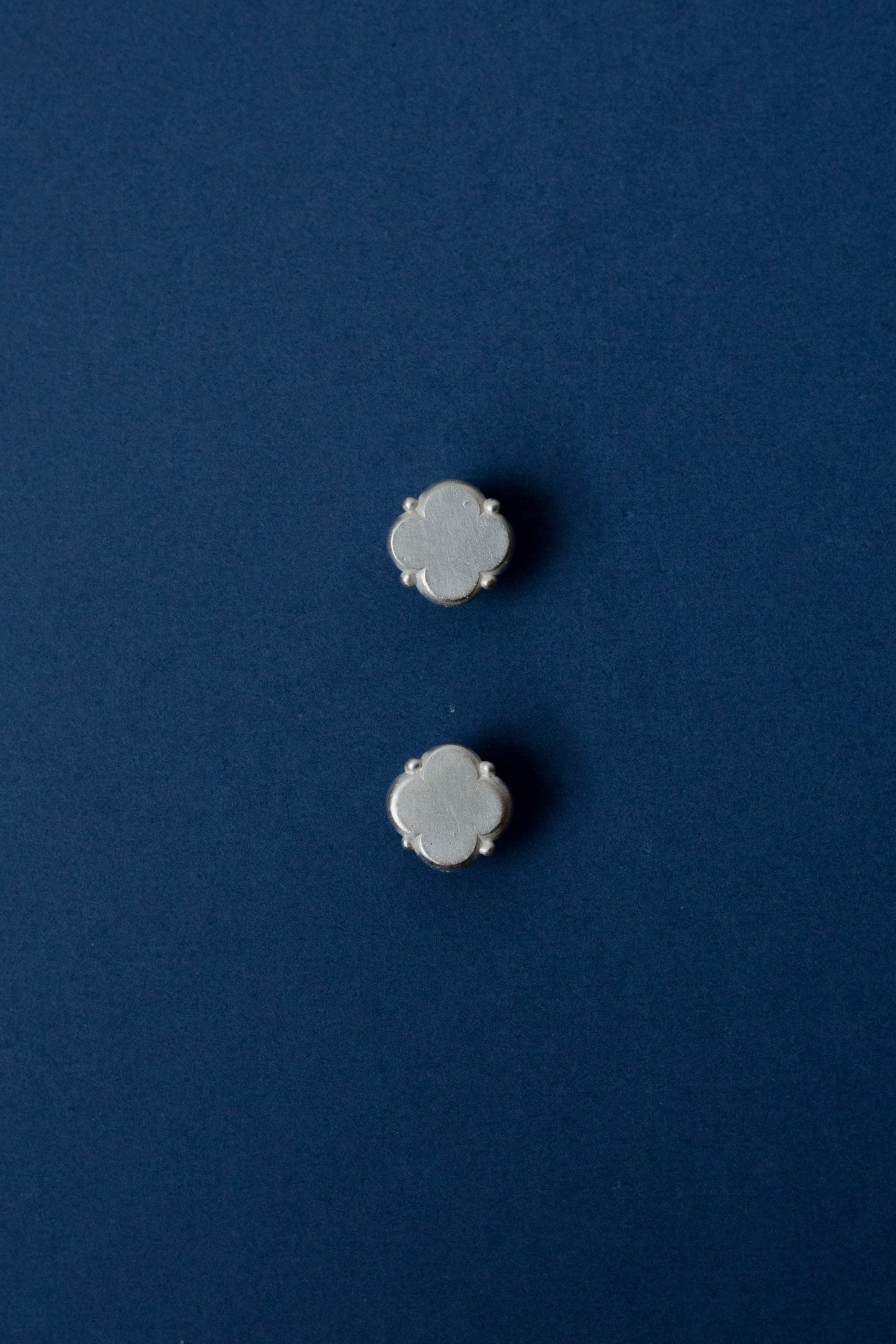 Quatrefoil su taškeliais