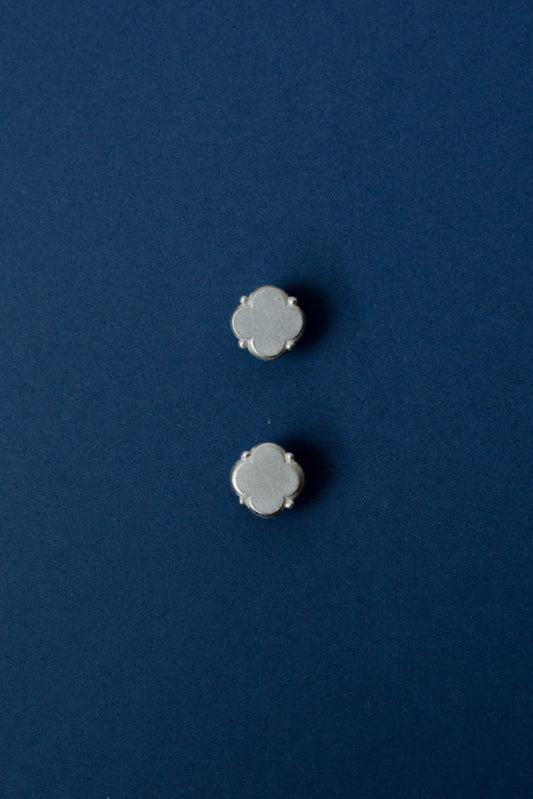 Quatrefoil su taškeliais