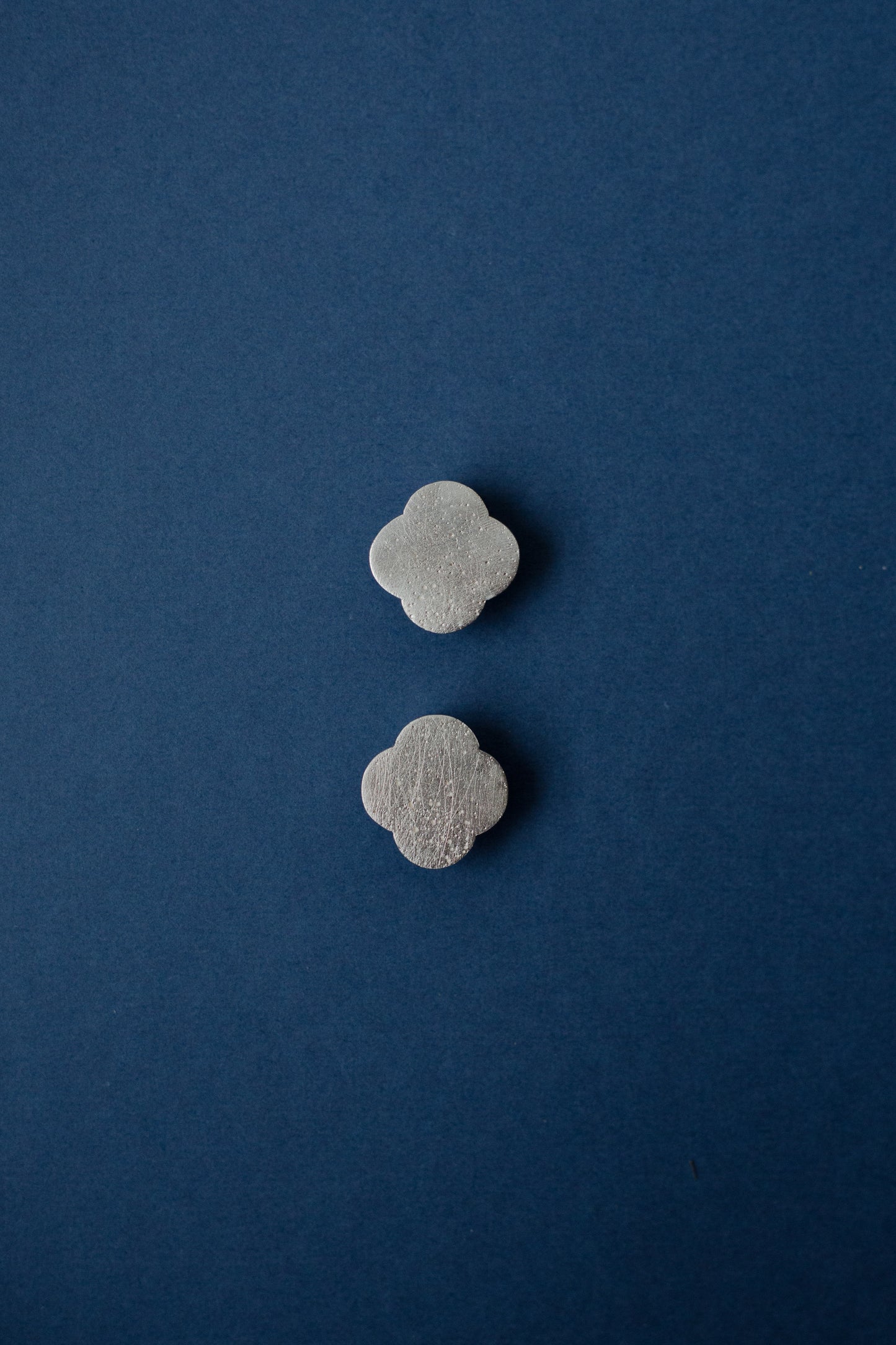 Quatrefoil faktūruotas